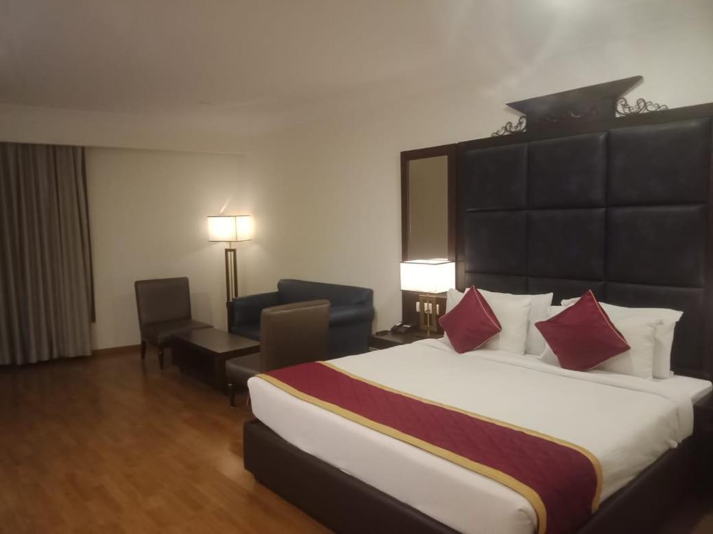 Blossom Rooms Hotel Vashishtha - Free Lunch Or Dinner- Free Breakfast Hyderabad Esterno foto