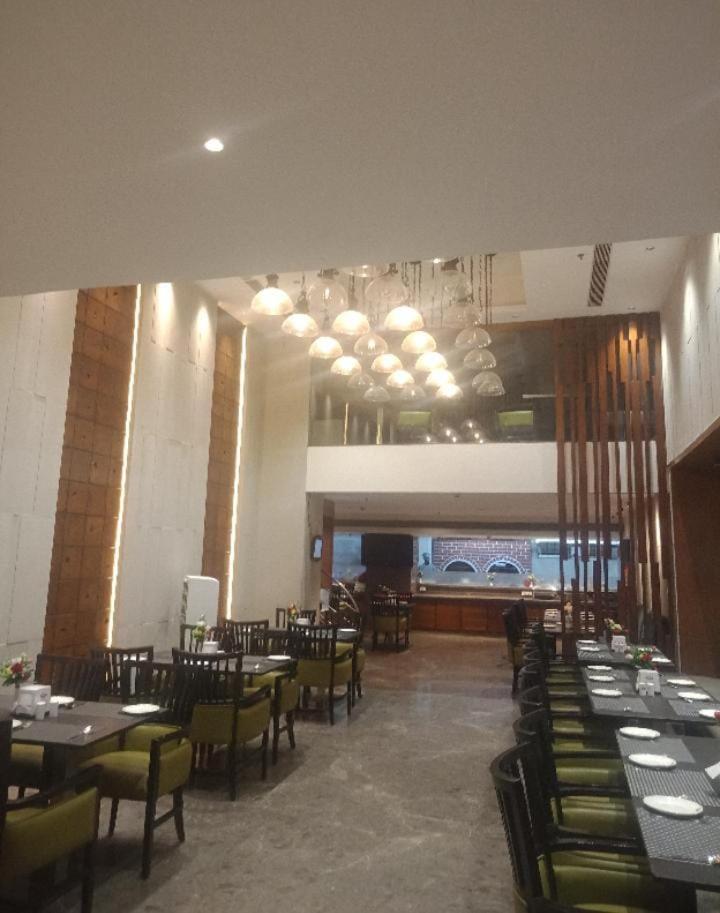 Blossom Rooms Hotel Vashishtha - Free Lunch Or Dinner- Free Breakfast Hyderabad Esterno foto