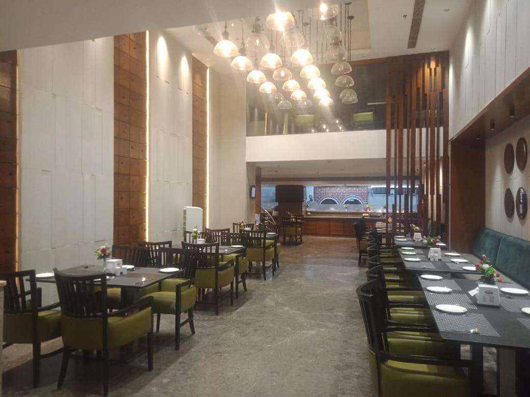 Blossom Rooms Hotel Vashishtha - Free Lunch Or Dinner- Free Breakfast Hyderabad Esterno foto